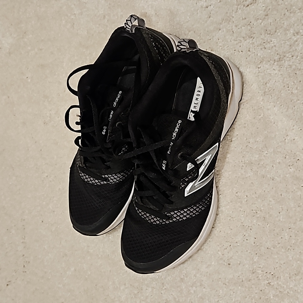 New Balance tennis shoes size 9 black